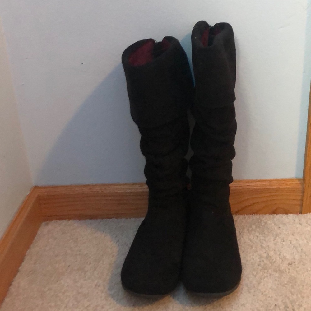 Black boots with a red velvet inside